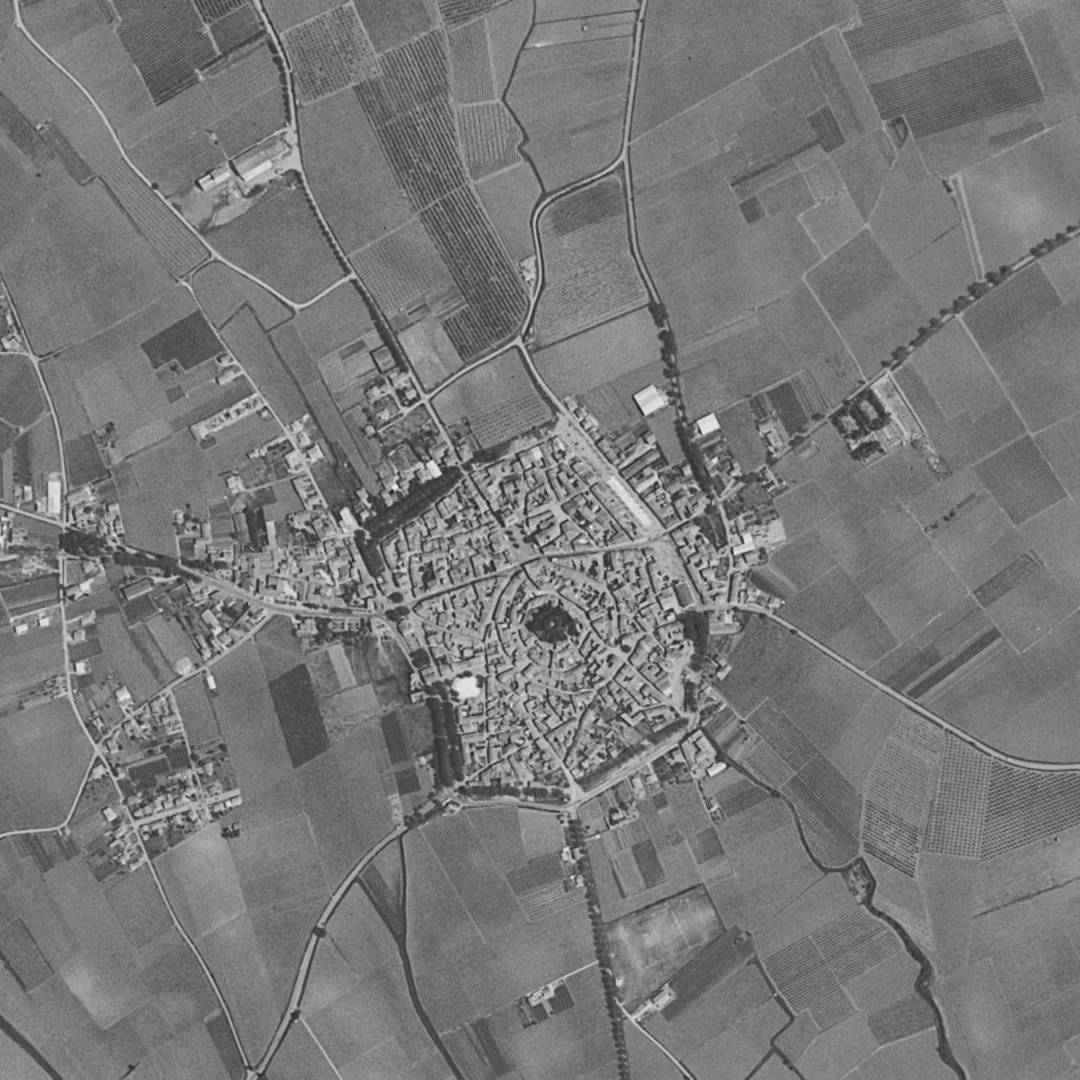 Mauguio en 1963, le centre vu du ciel, au même cadrage