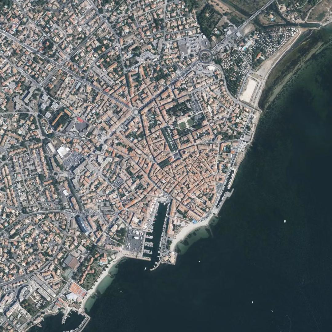 Mèze aujourd'hui, le centre vu du ciel