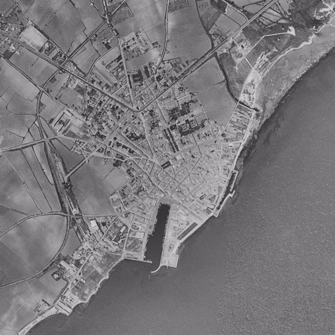 Mèze en 1961, le centre vu du ciel, au même cadrage