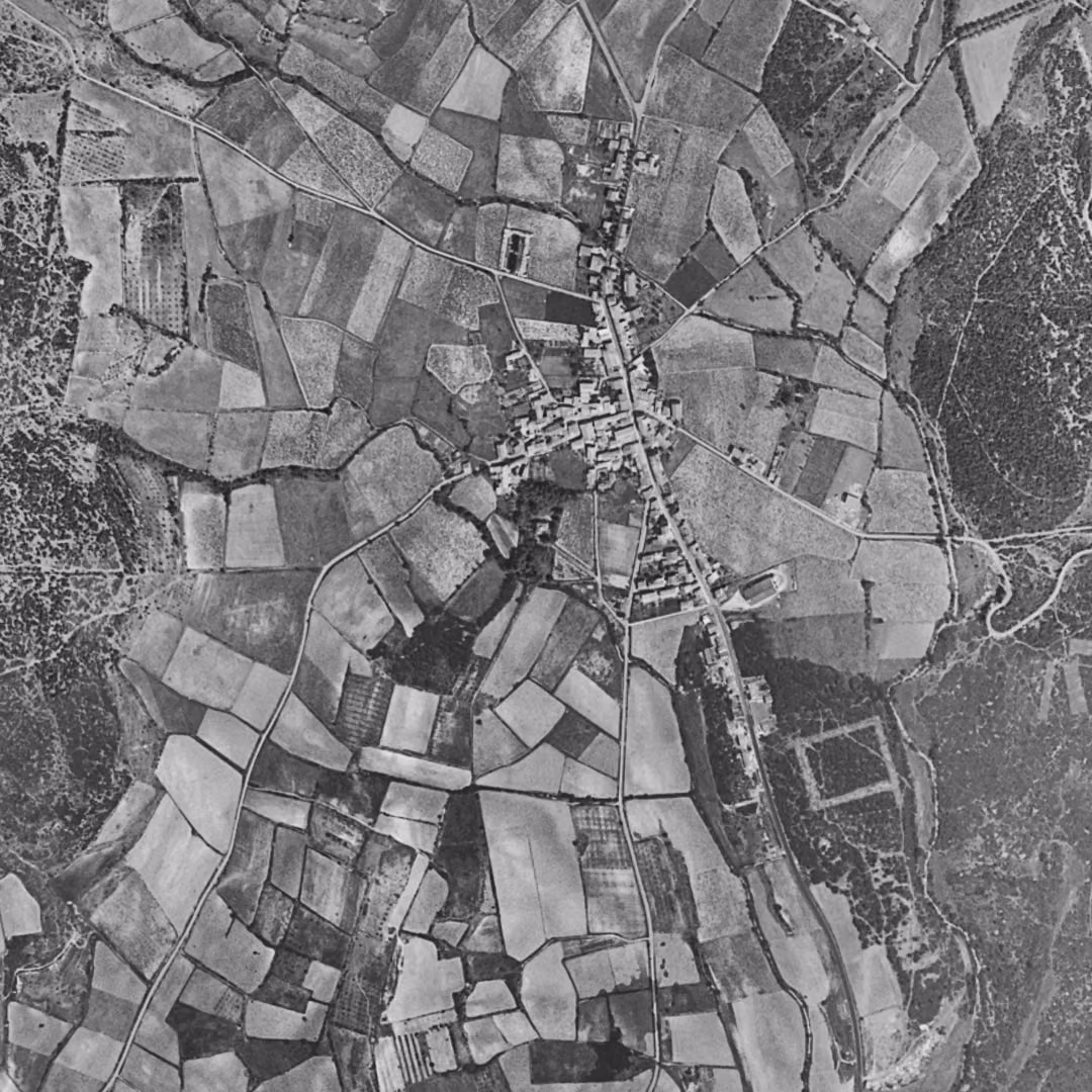 Saint-Gély-du-Fesc en 1963, le centre vu du ciel, au même cadrage