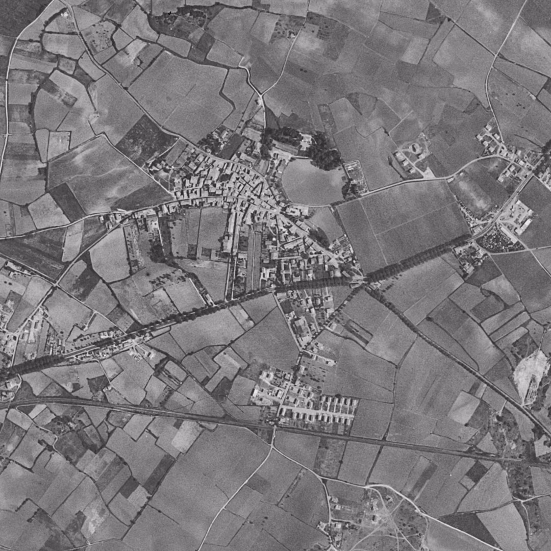 Saint-Jean-de-Védas en 1963, le centre vu du ciel, au même cadrage