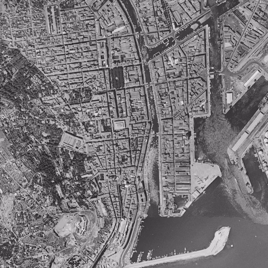 Sète en 1963, le centre vu du ciel, au même cadrage