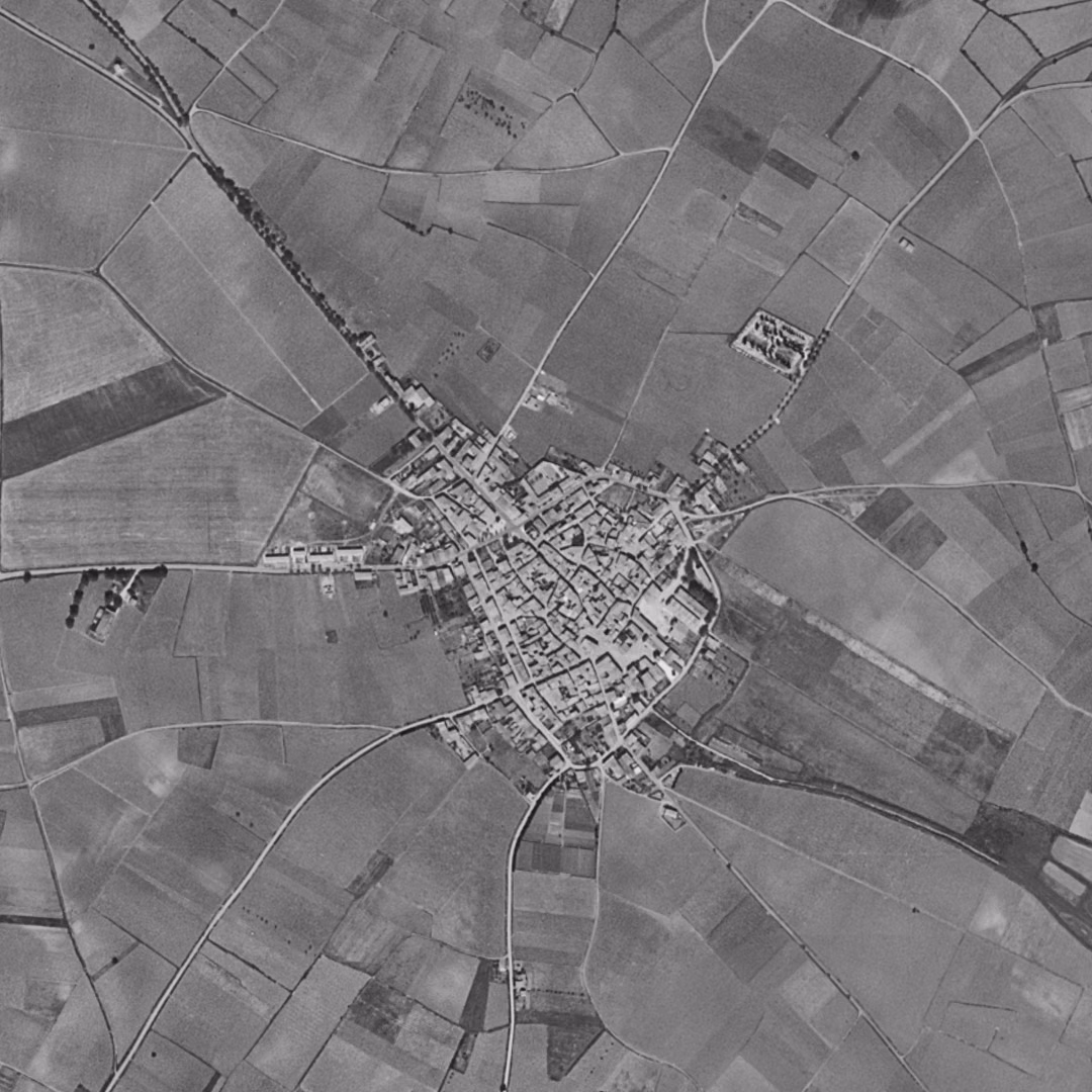 Villeneuve-lès-Maguelone en 1963, le centre vu du ciel, au même cadrage