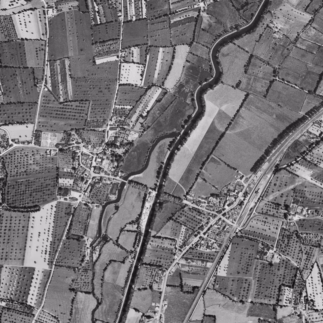 Betton en 1952, le centre vu du ciel, au même cadrage