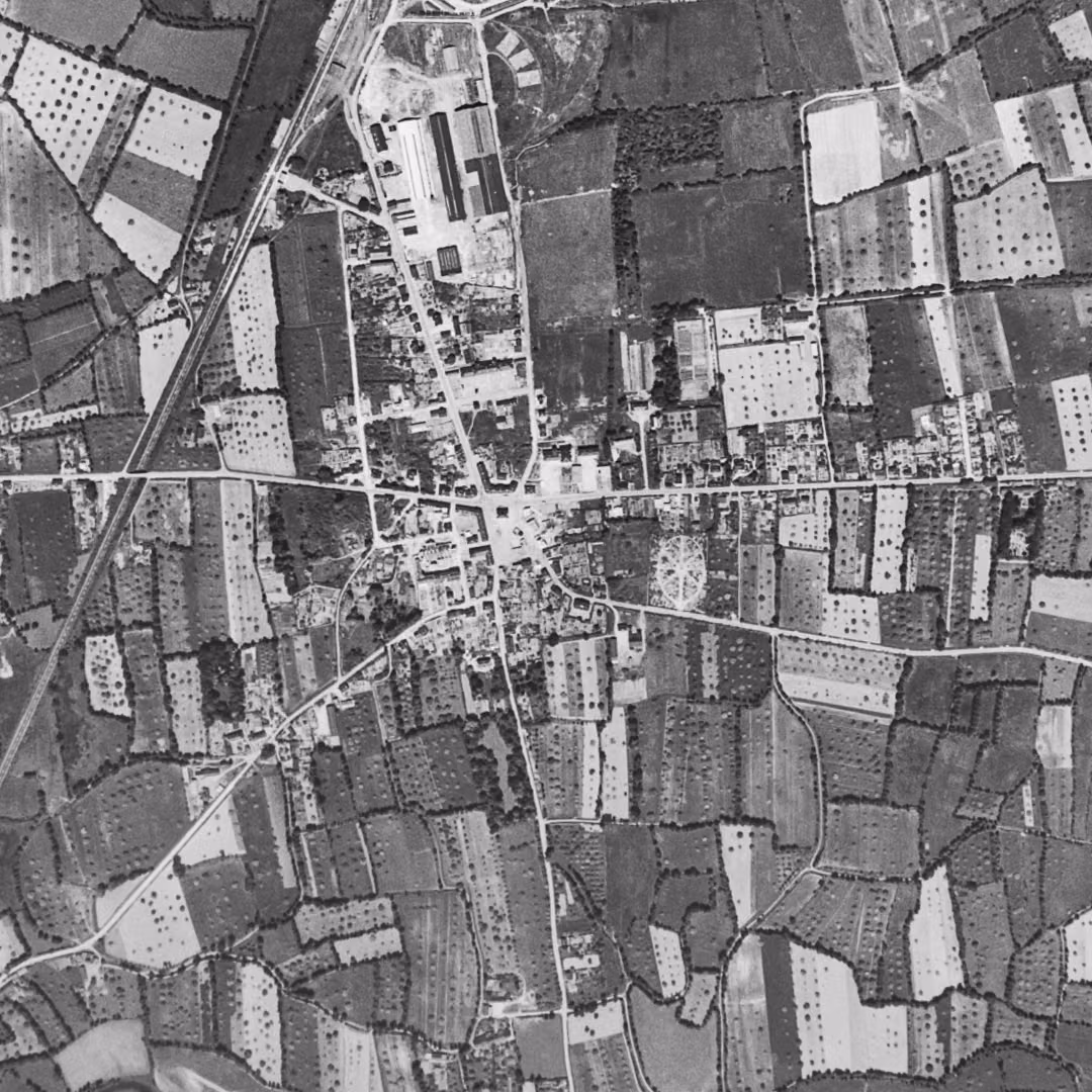 Bruz en 1952, le centre vu du ciel, au même cadrage