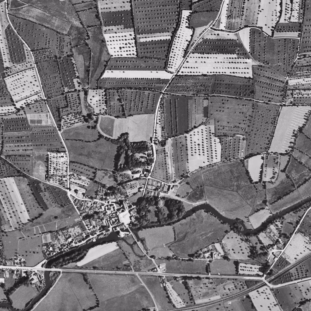 Cesson-Sévigné en 1952, le centre vu du ciel, au même cadrage