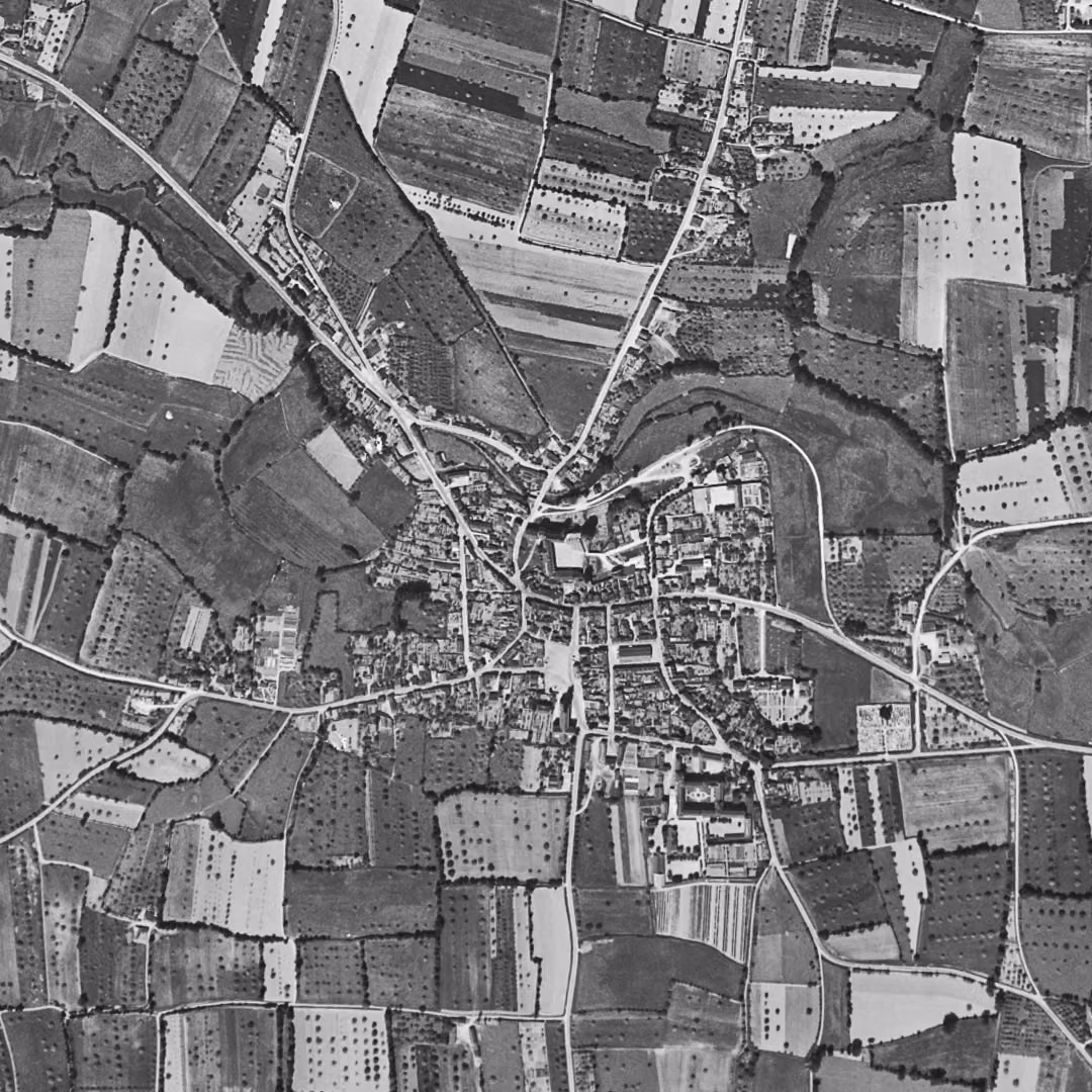 Châteaugiron en 1952, le centre vu du ciel, au même cadrage