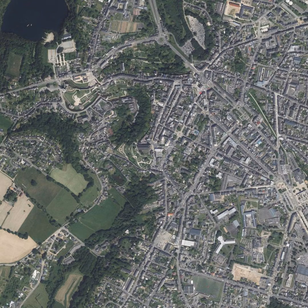 Fougères aujourd'hui, le centre vu du ciel
