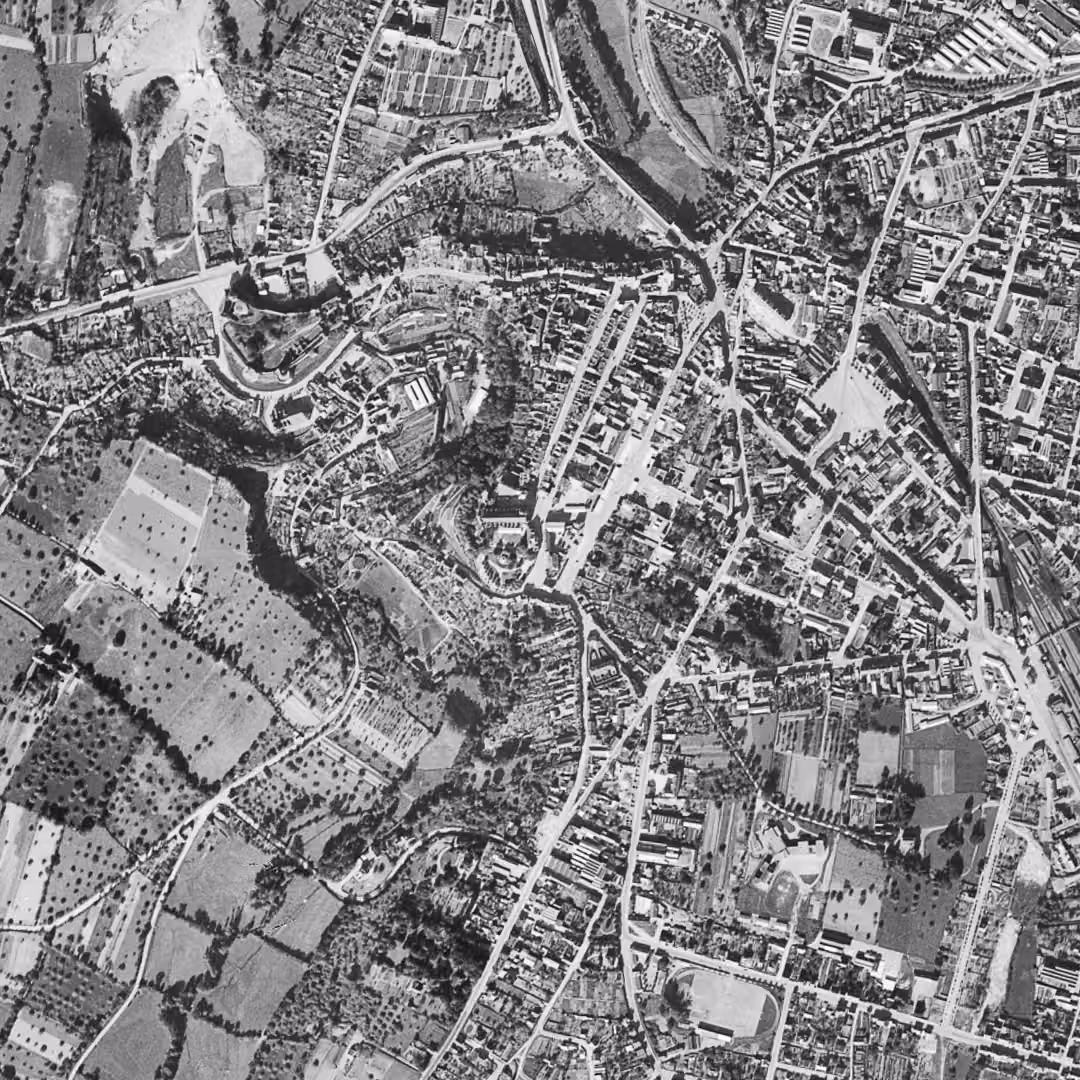 Fougères en 1949, le centre vu du ciel, au même cadrage