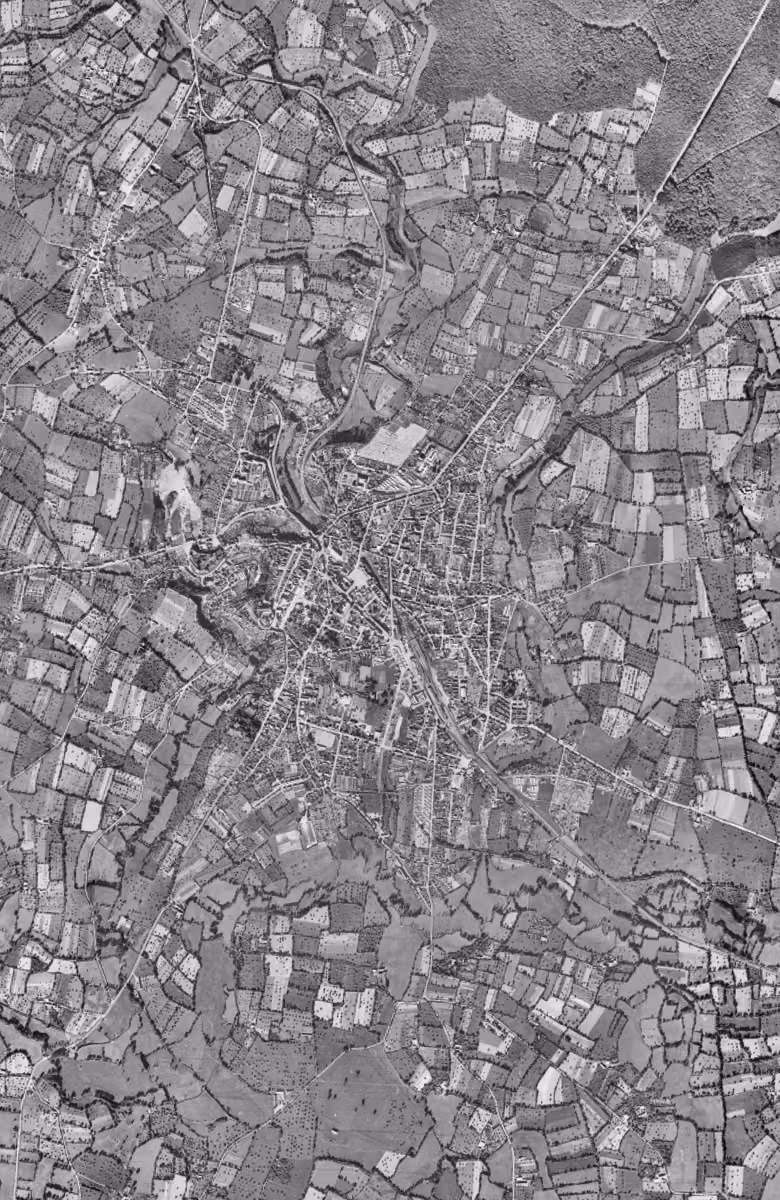 Fougères en 1949, le territoire vu du ciel, au même cadrage