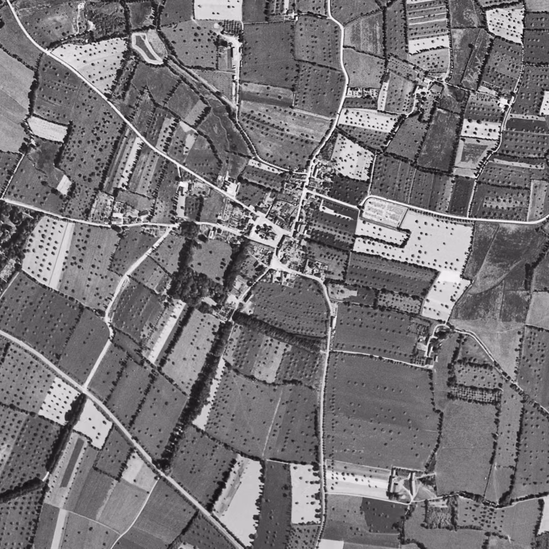 Pacé en 1952, le centre vu du ciel, au même cadrage