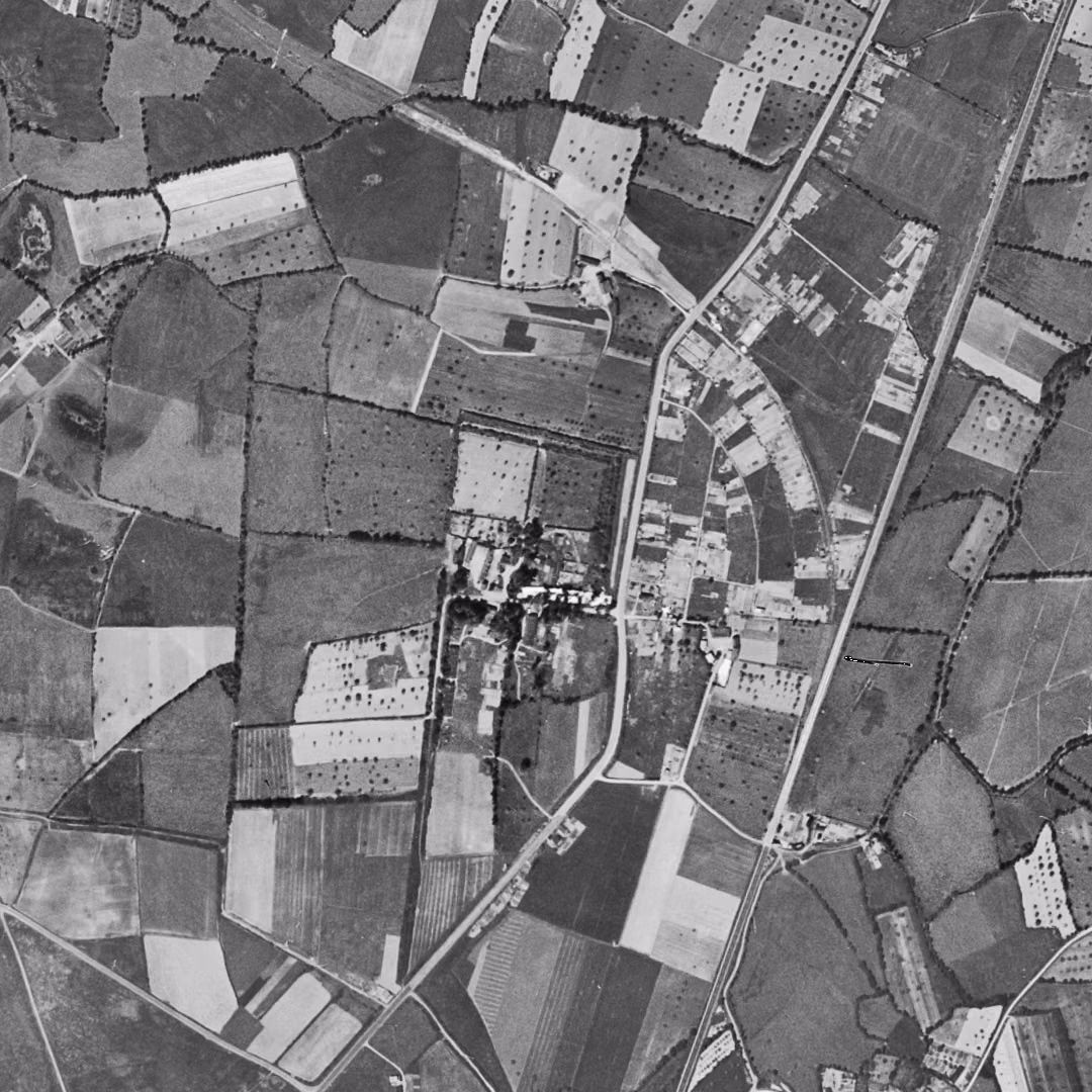 Saint-Jacques-de-la-Lande en 1952, le centre vu du ciel, au même cadrage