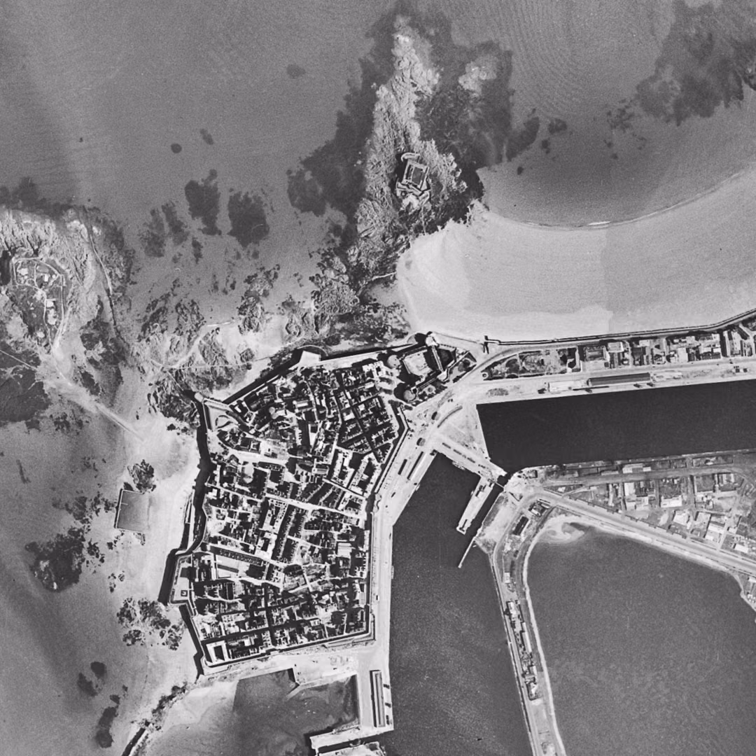 Saint-Malo en 1952, le centre vu du ciel, au même cadrage