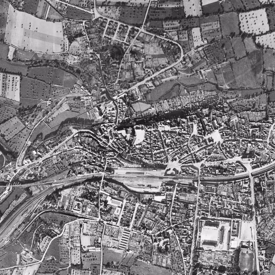 Vitré en 1949, le centre vu du ciel, au même cadrage