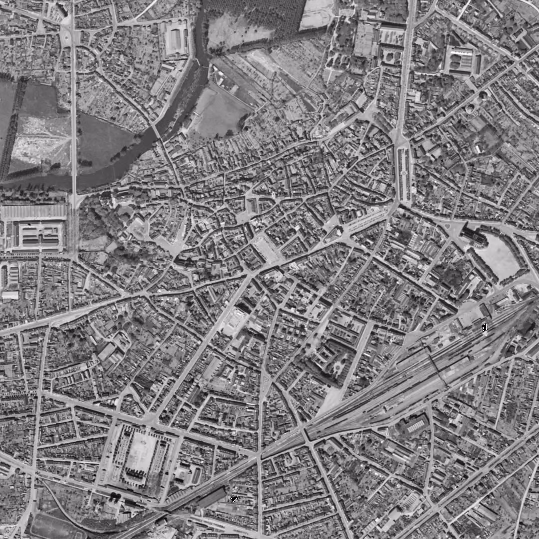 Châteauroux en 1950, le centre vu du ciel, au même cadrage