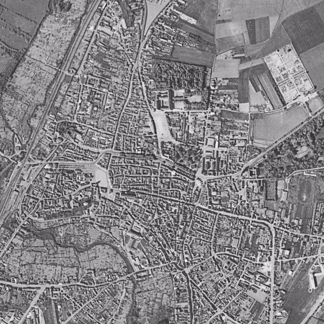 Issoudun en 1959, le centre vu du ciel, au même cadrage