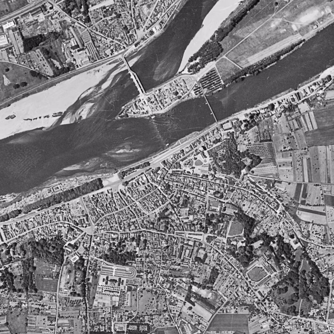 Amboise en 1949, le centre vu du ciel, au même cadrage