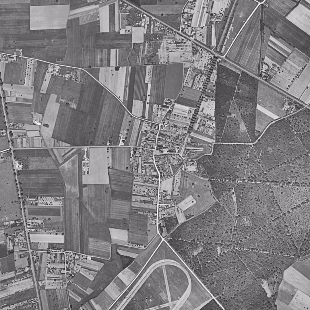 Chambray-lès-Tours en 1949, le centre vu du ciel, au même cadrage