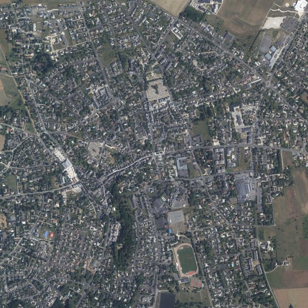 Fondettes aujourd'hui, le centre vu du ciel