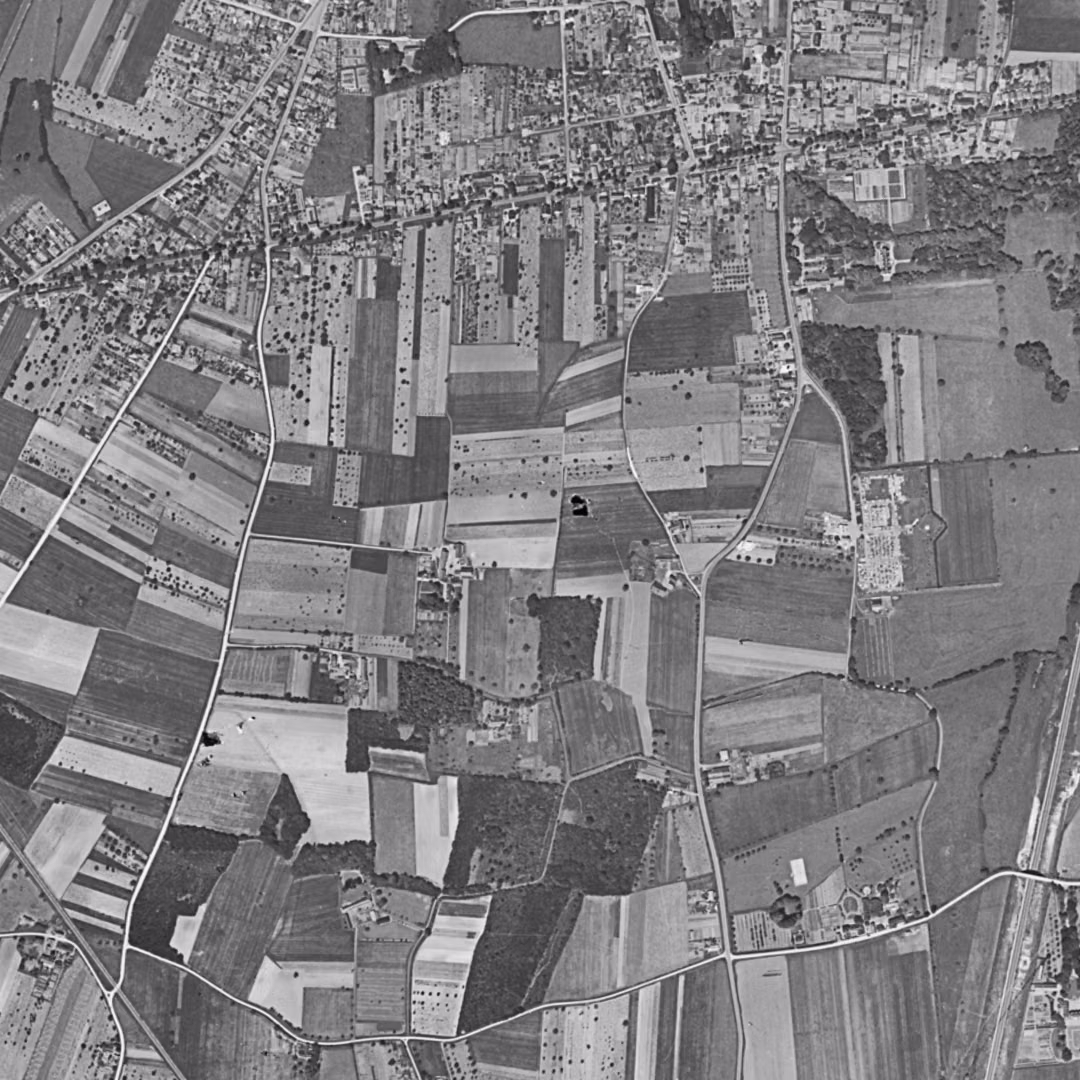 Joué-lès-Tours en 1949, le centre vu du ciel, au même cadrage