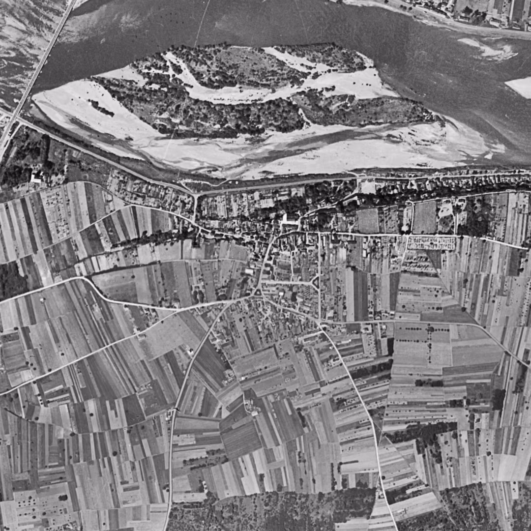 Montlouis-sur-Loire en 1949, le centre vu du ciel, au même cadrage