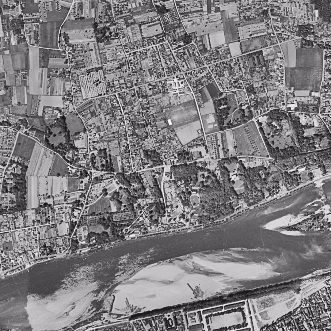 Saint-Cyr-sur-Loire en 1949, le centre vu du ciel, au même cadrage