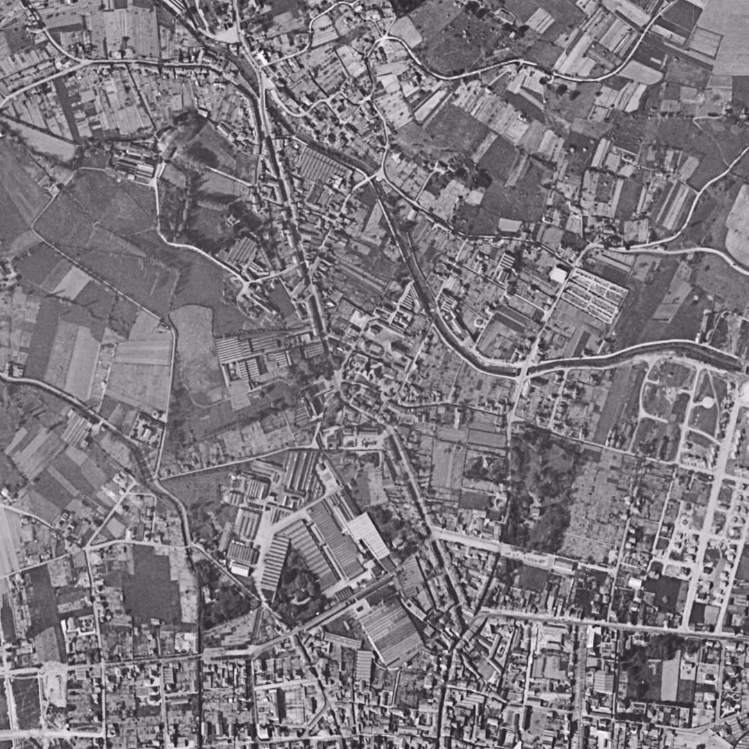 Bourgoin-Jallieu en 1954, le centre vu du ciel, au même cadrage