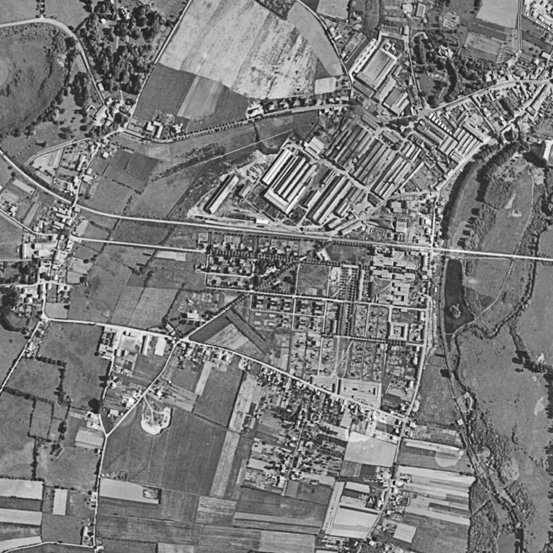 Charvieu-Chavagneux en 1956, le centre vu du ciel, au même cadrage