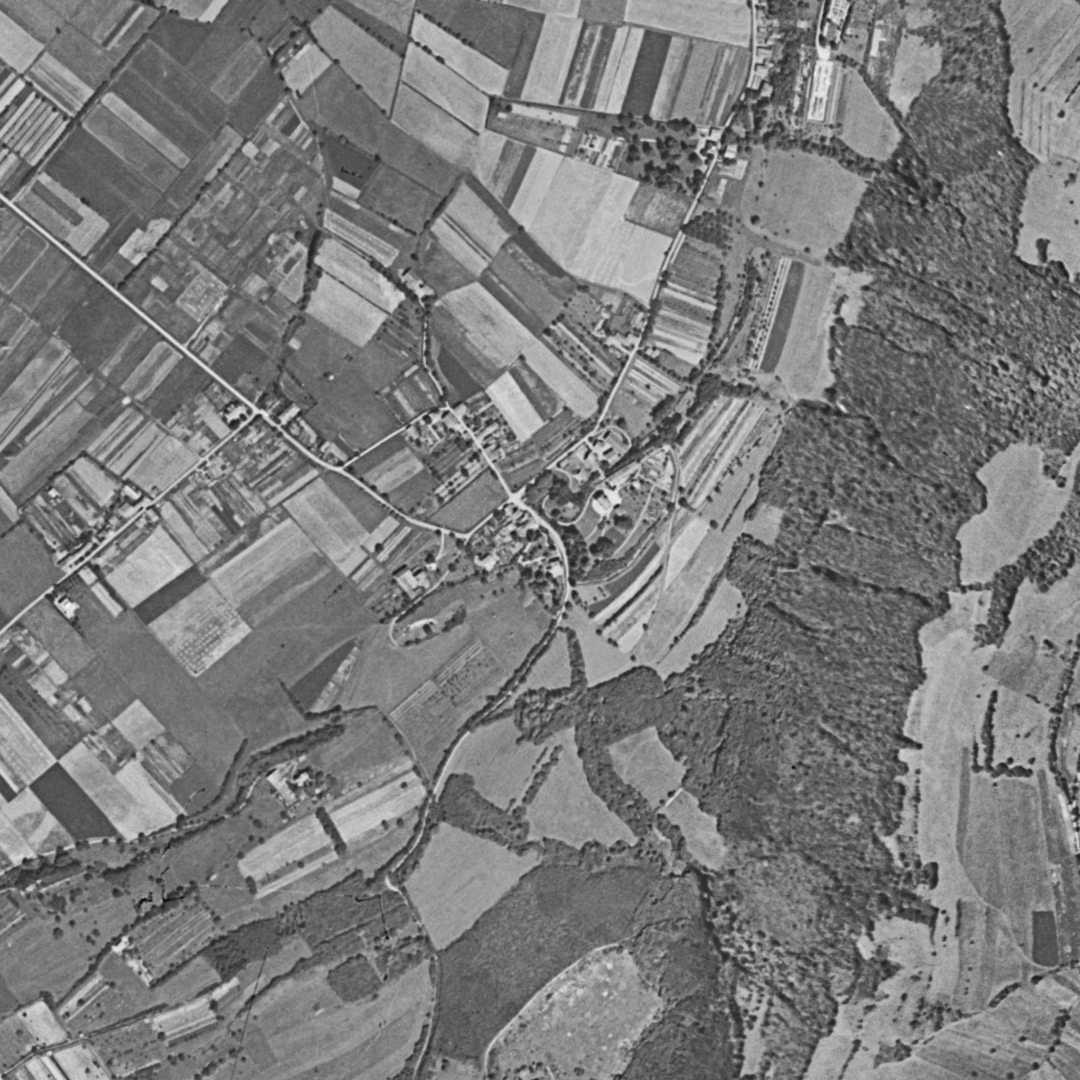 Eybens en 1948, le centre vu du ciel, au même cadrage