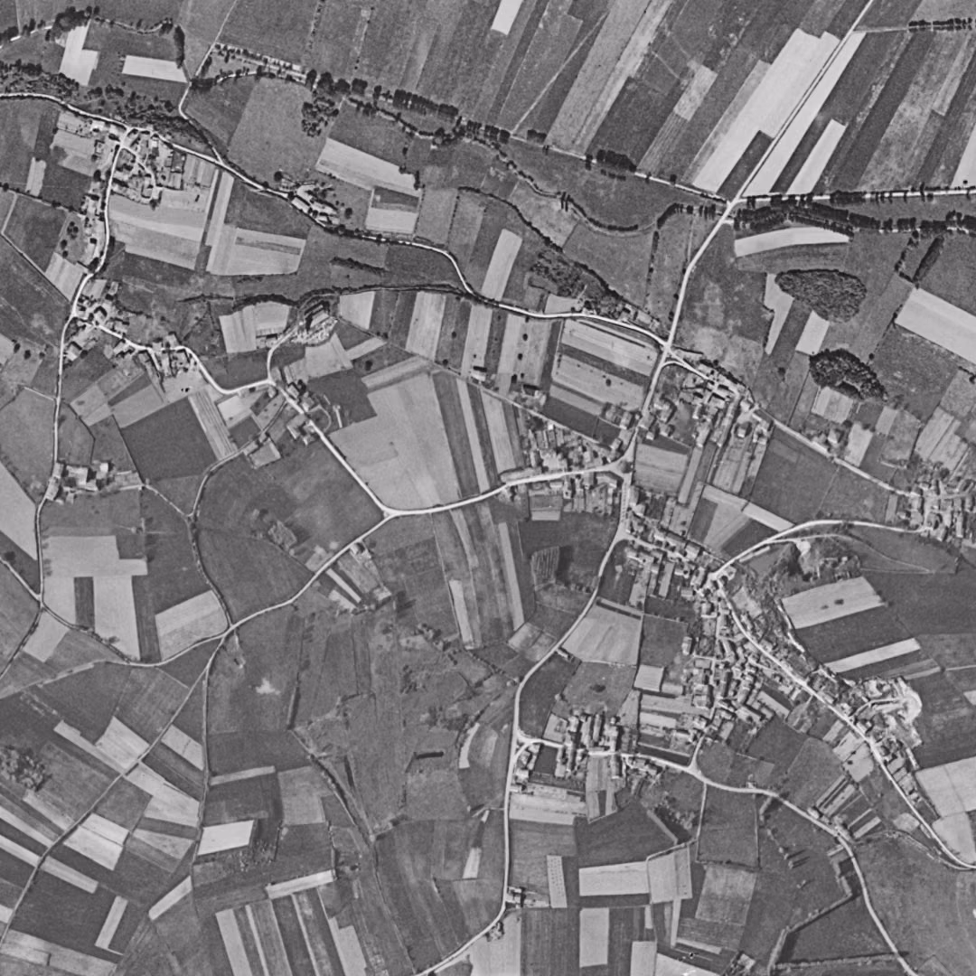 L'Isle-d'Abeau en 1954, le centre vu du ciel, au même cadrage