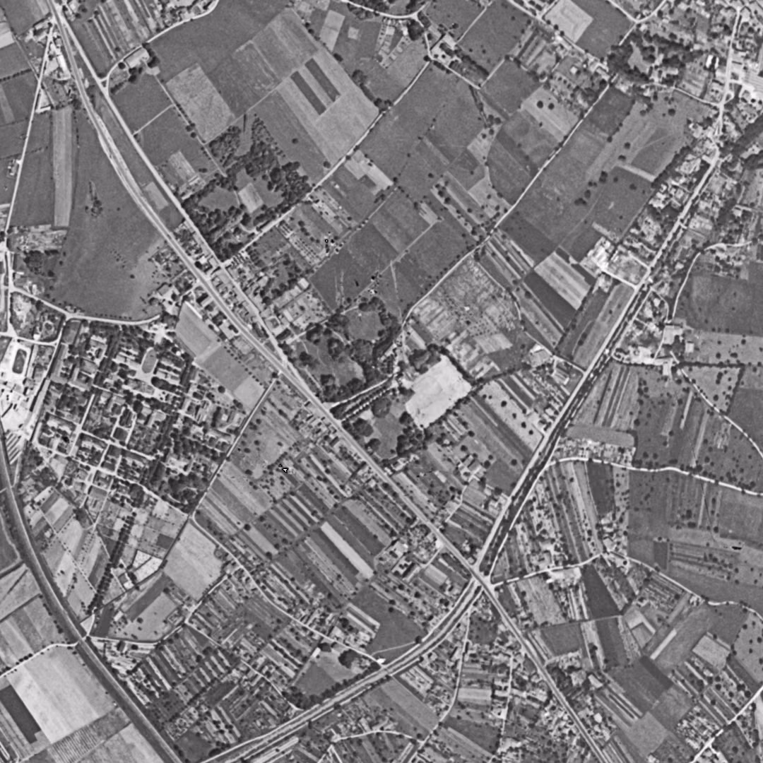 Saint-Égrève en 1948, le centre vu du ciel, au même cadrage