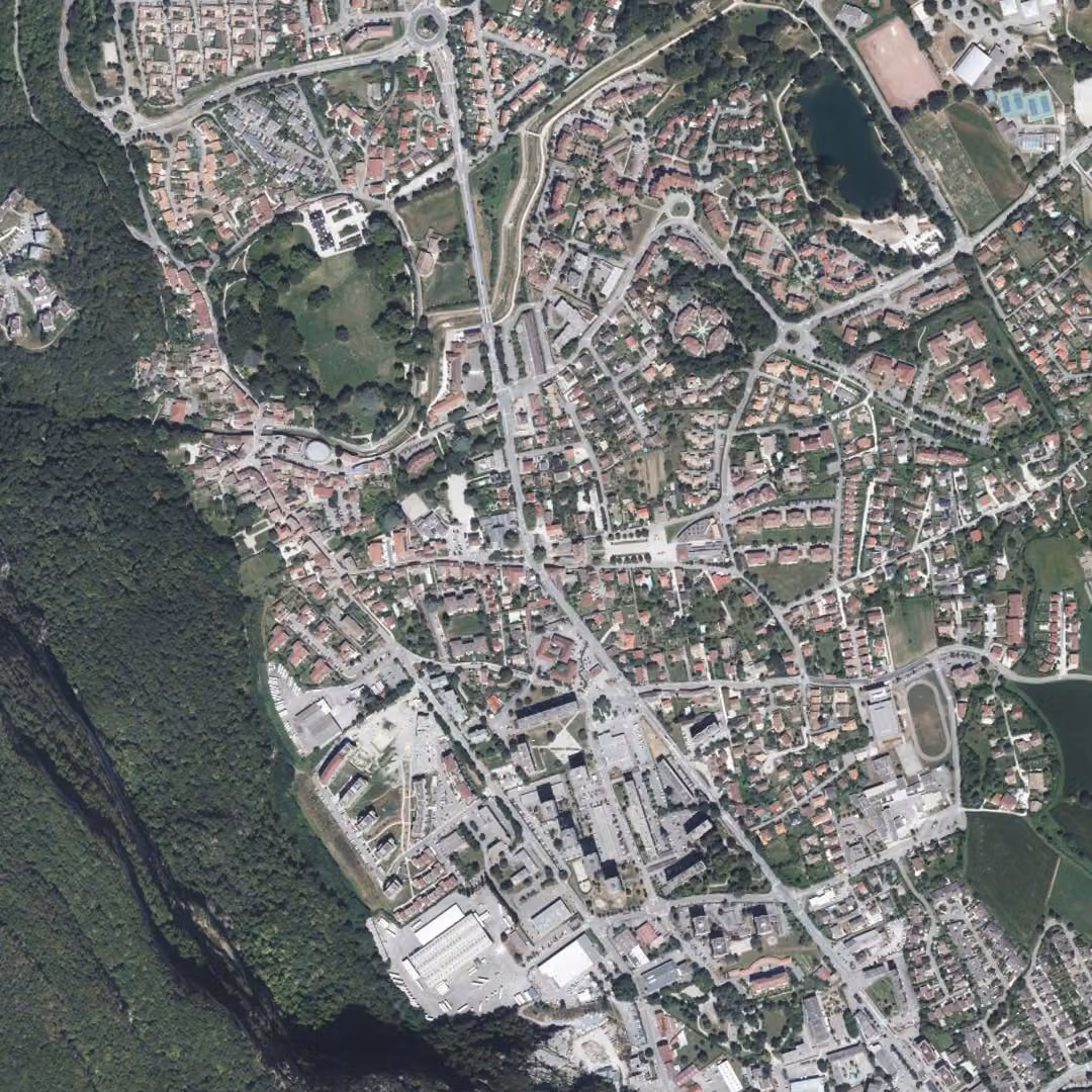 Sassenage aujourd'hui, le centre vu du ciel
