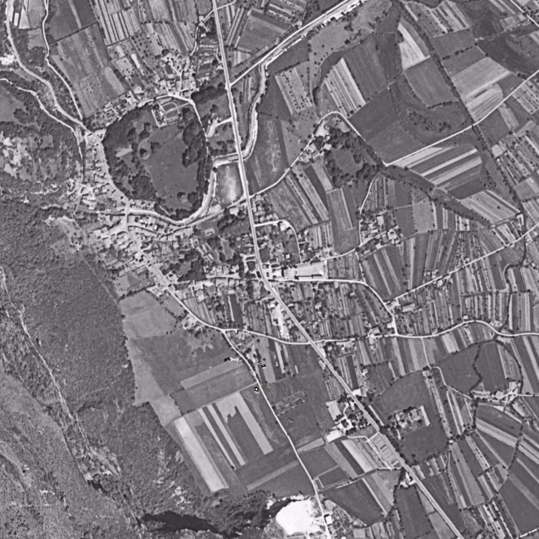 Sassenage en 1948, le centre vu du ciel, au même cadrage