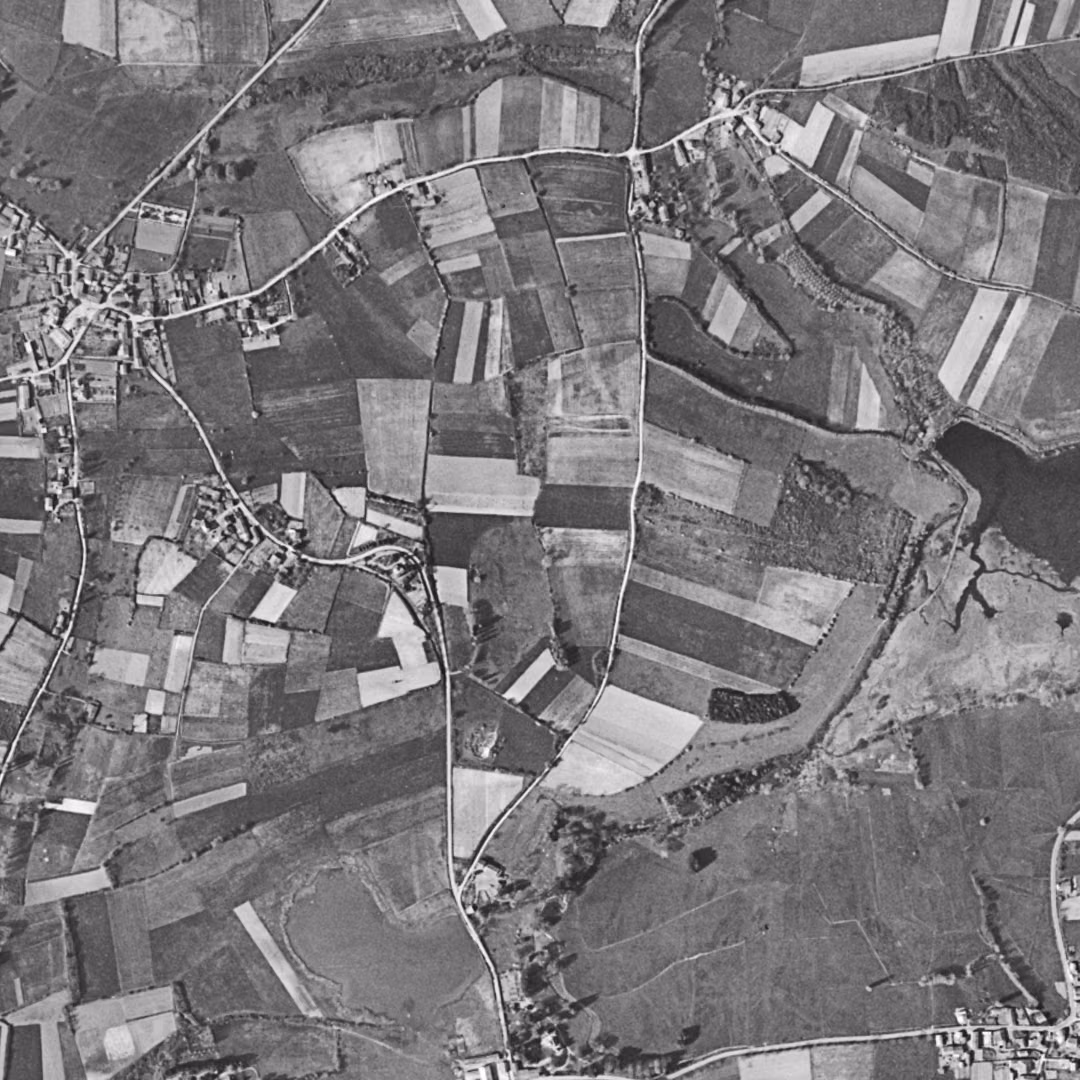Villefontaine en 1954, le centre vu du ciel, au même cadrage