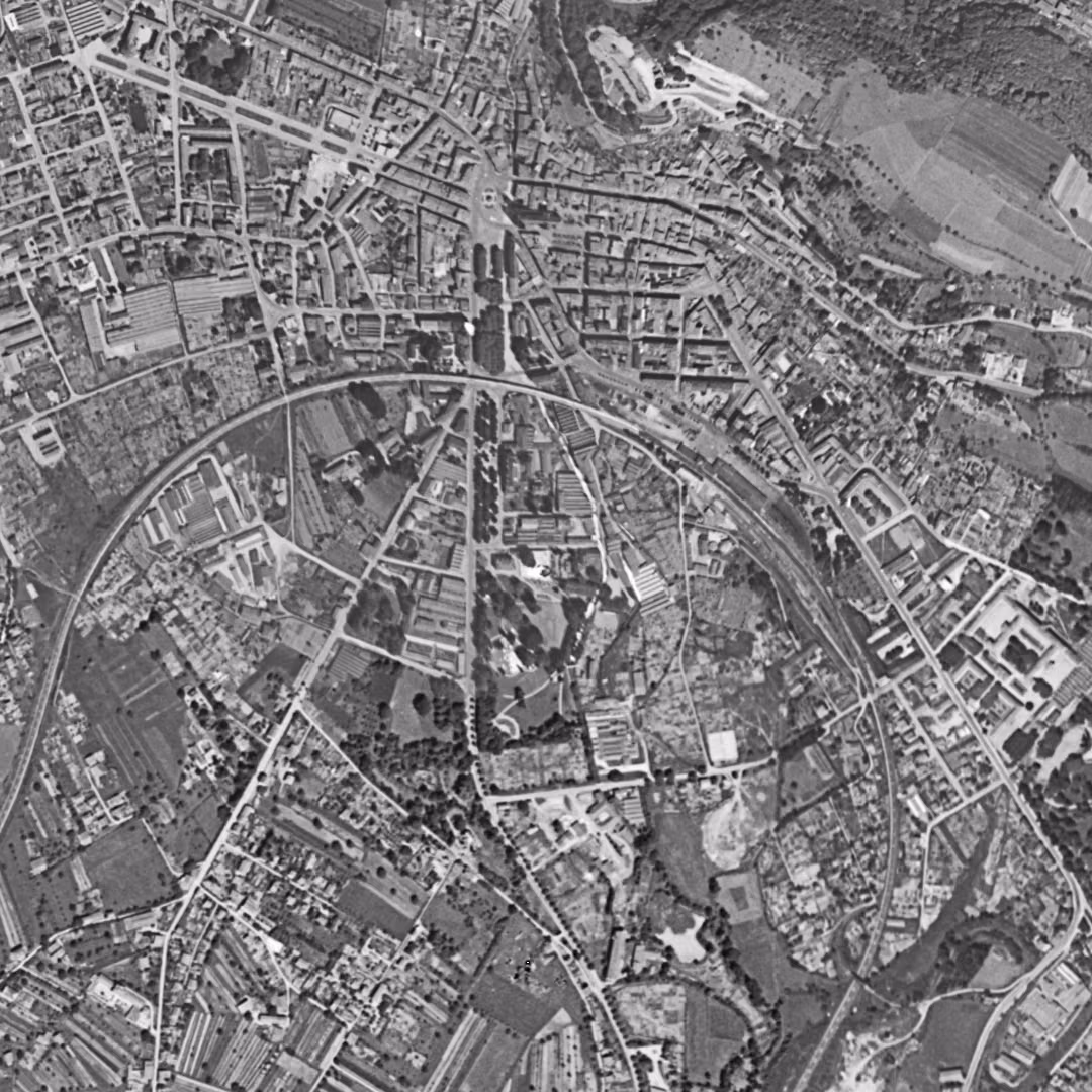 Voiron en 1954, le centre vu du ciel, au même cadrage