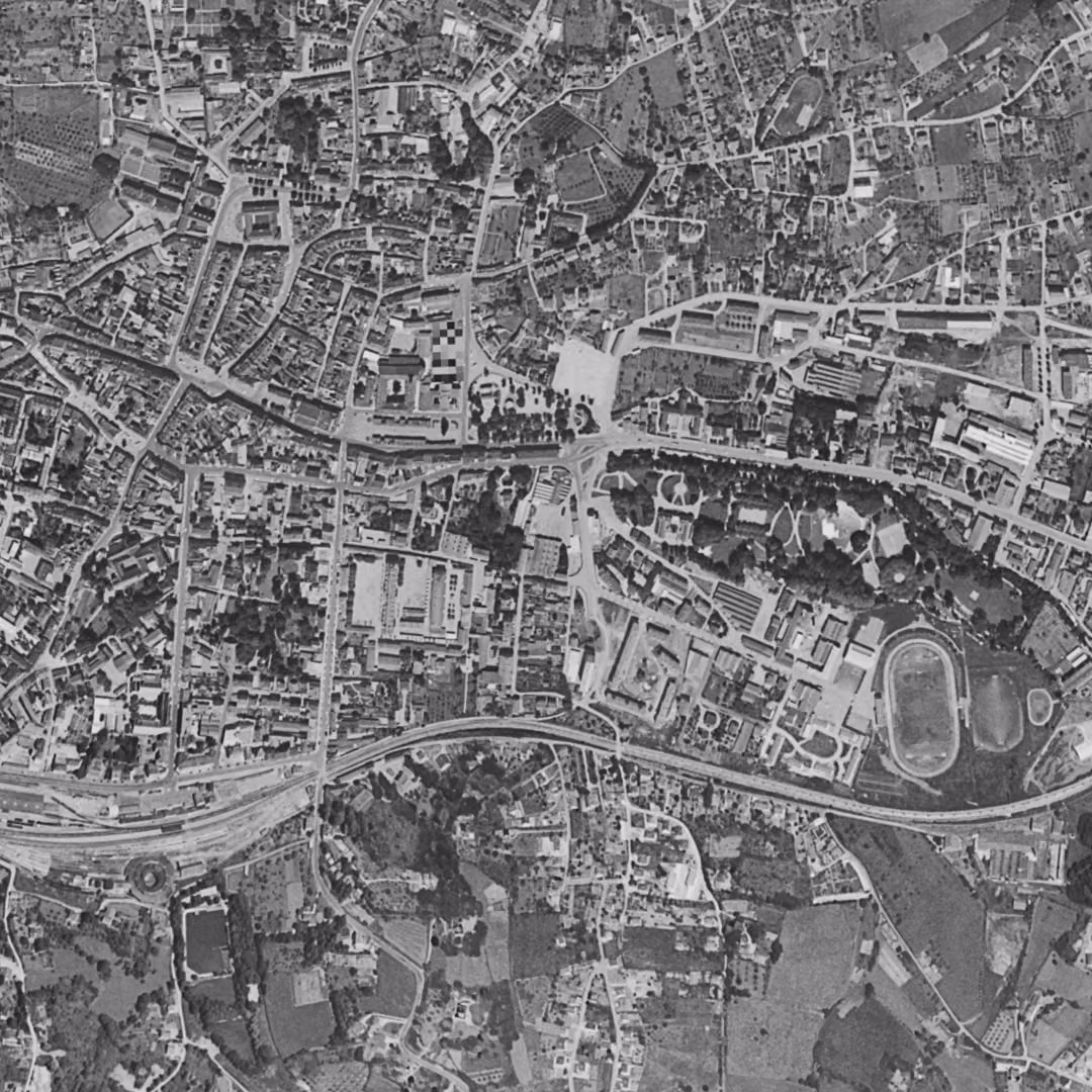 Lons-le-Saunier en 1962, le centre vu du ciel, au même cadrage