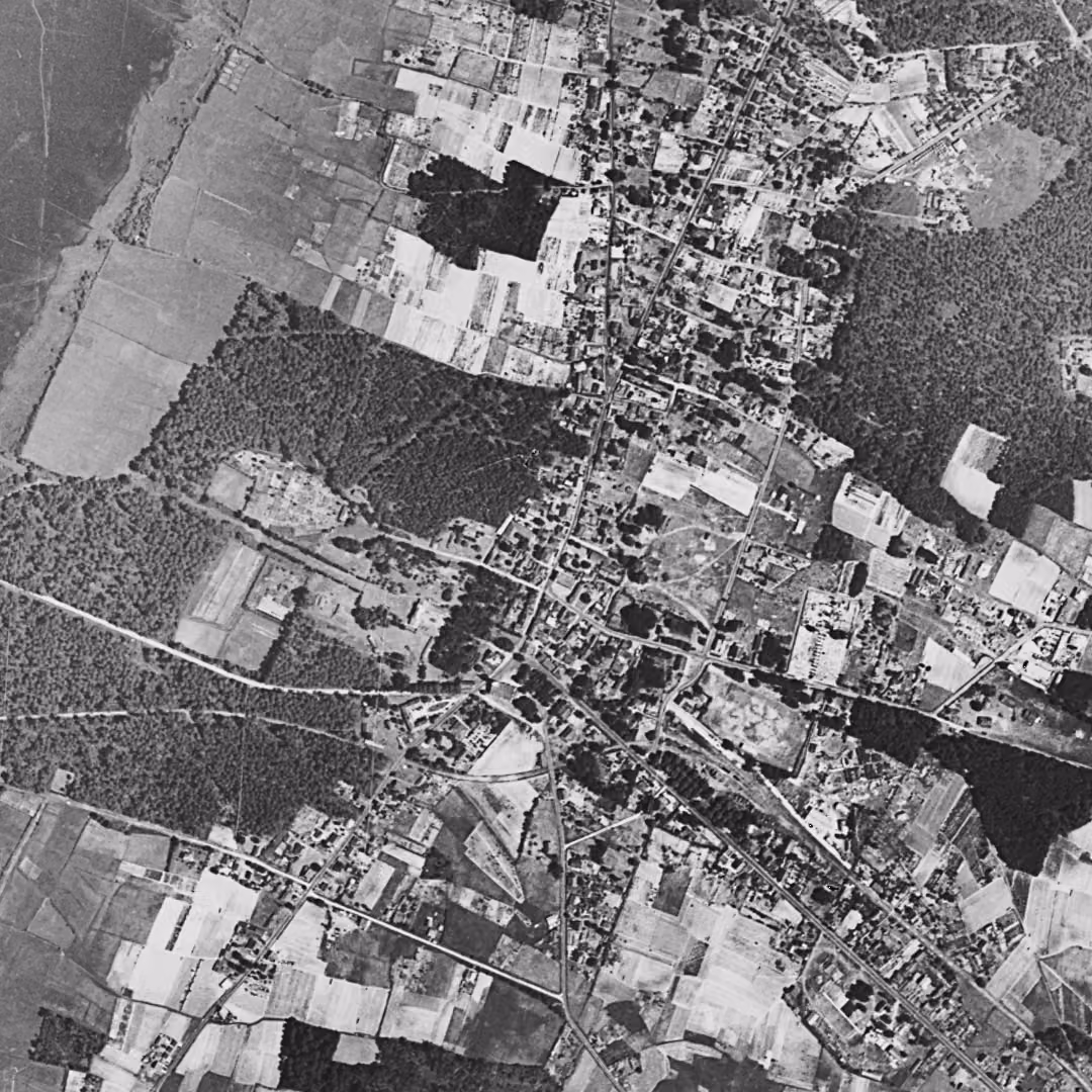 Biscarrosse en 1950, le centre vu du ciel, au même cadrage
