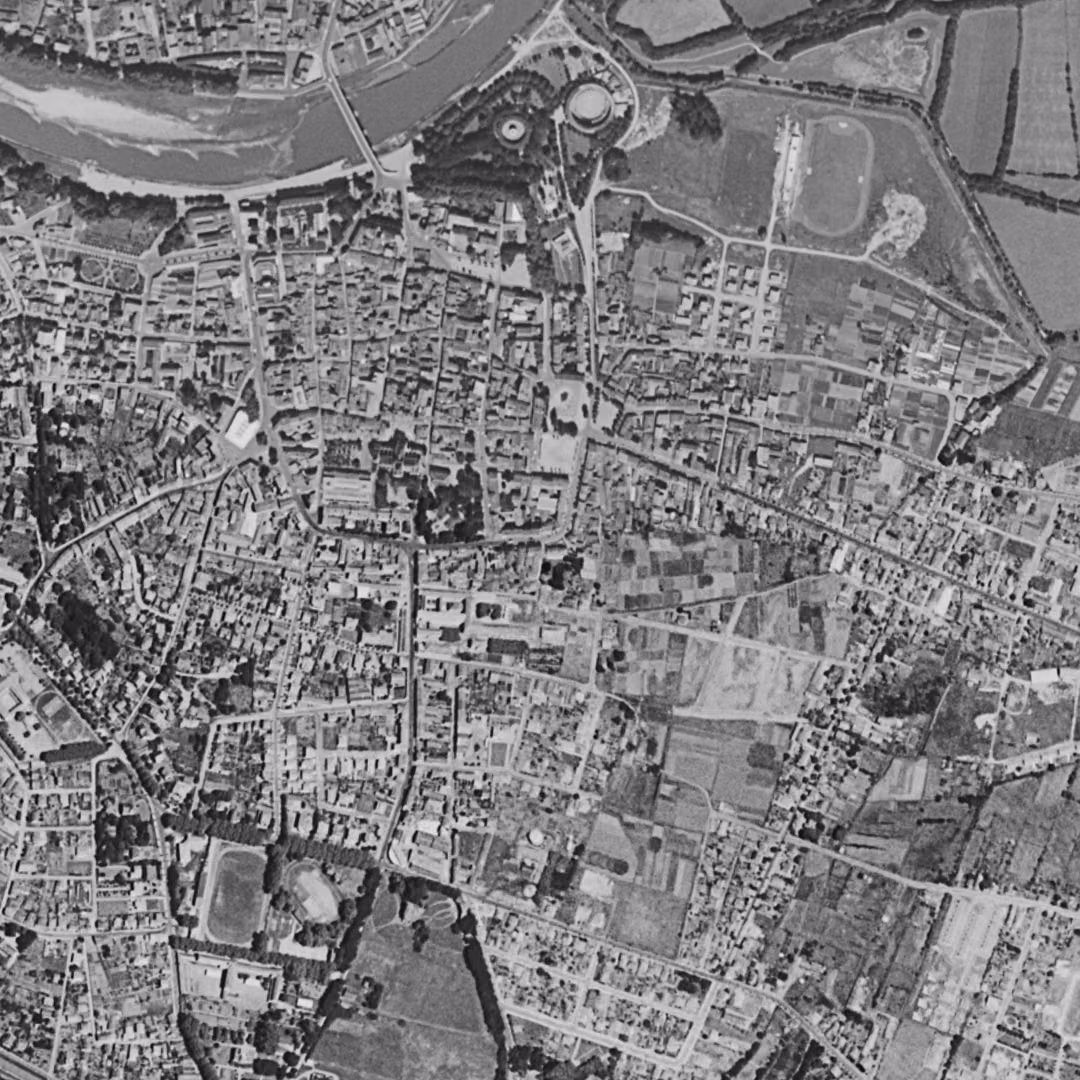 Dax en 1957, le centre vu du ciel, au même cadrage