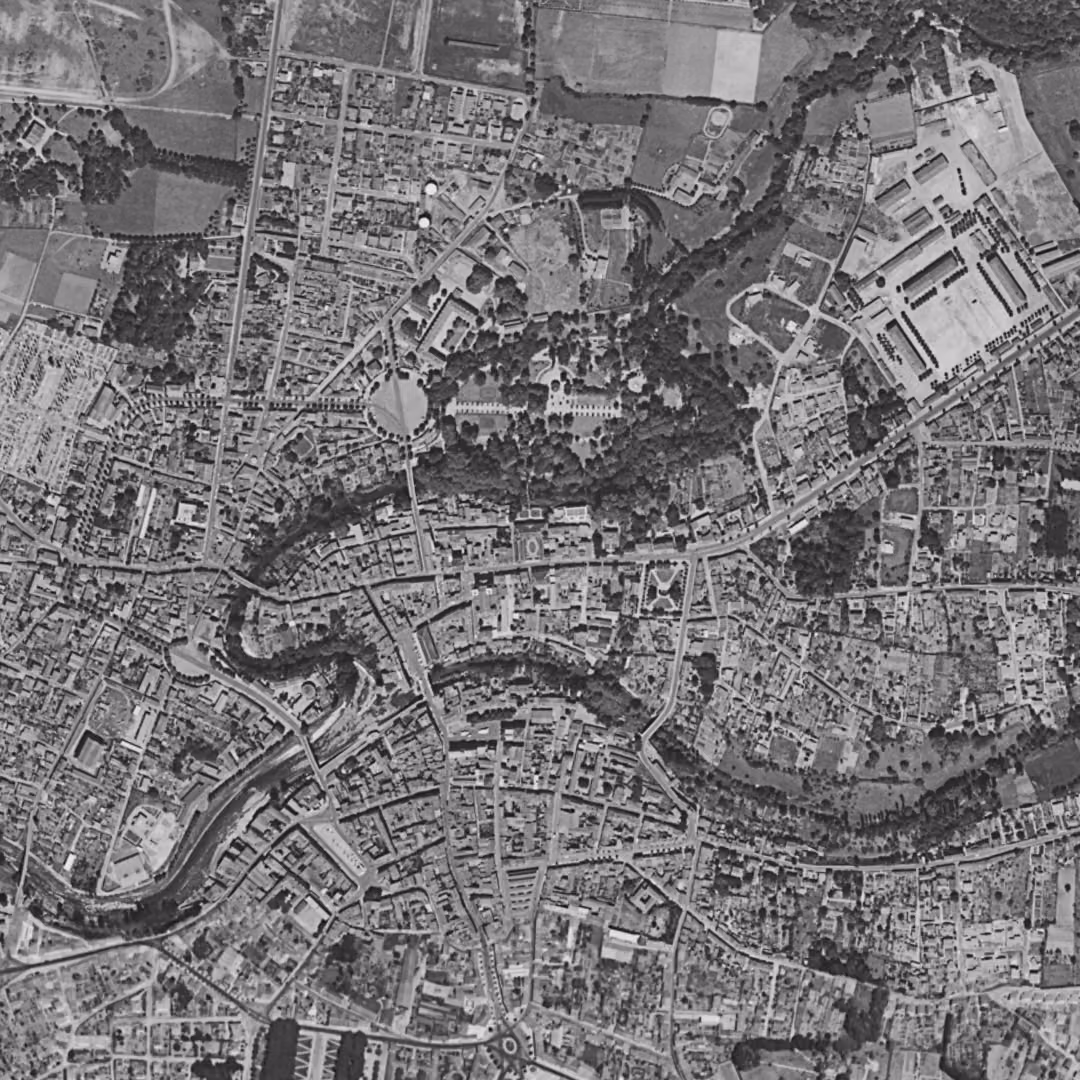 Mont-de-Marsan en 1960, le centre vu du ciel, au même cadrage