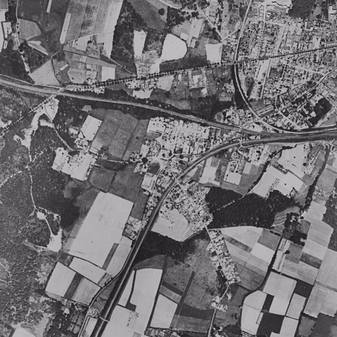 Saint-Pierre-du-Mont en 1960, le centre vu du ciel, au même cadrage