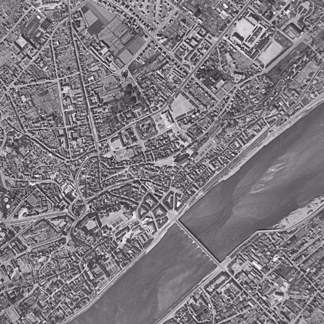 Blois en 1955, le centre vu du ciel, au même cadrage