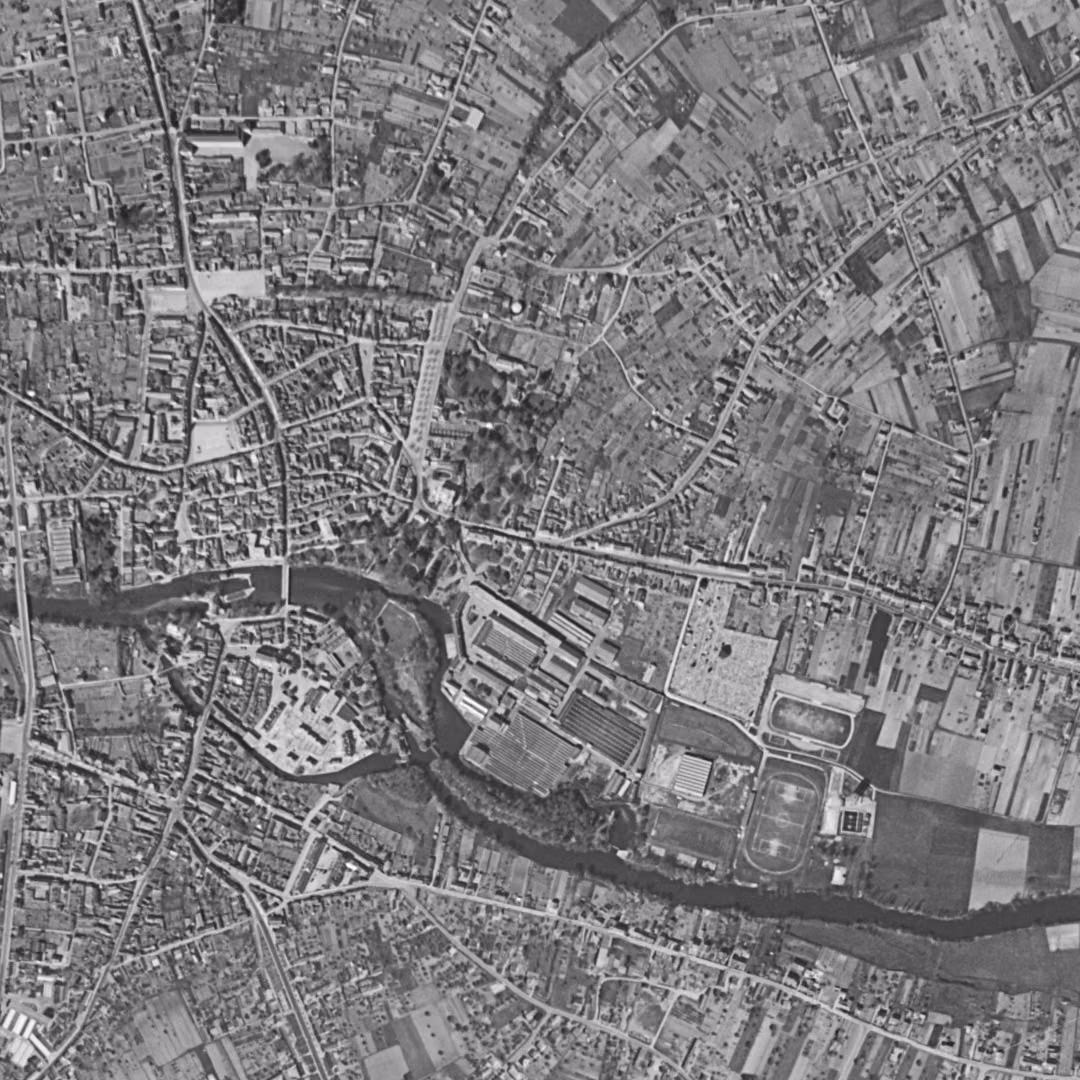 Romorantin-Lanthenay en 1955, le centre vu du ciel, au même cadrage