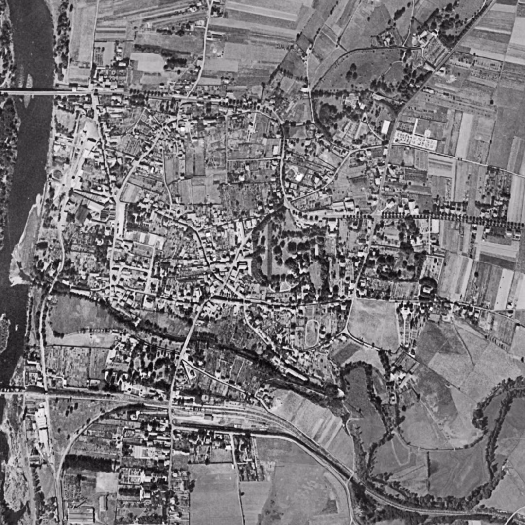 Andrézieux-Bouthéon en 1953, le centre vu du ciel, au même cadrage