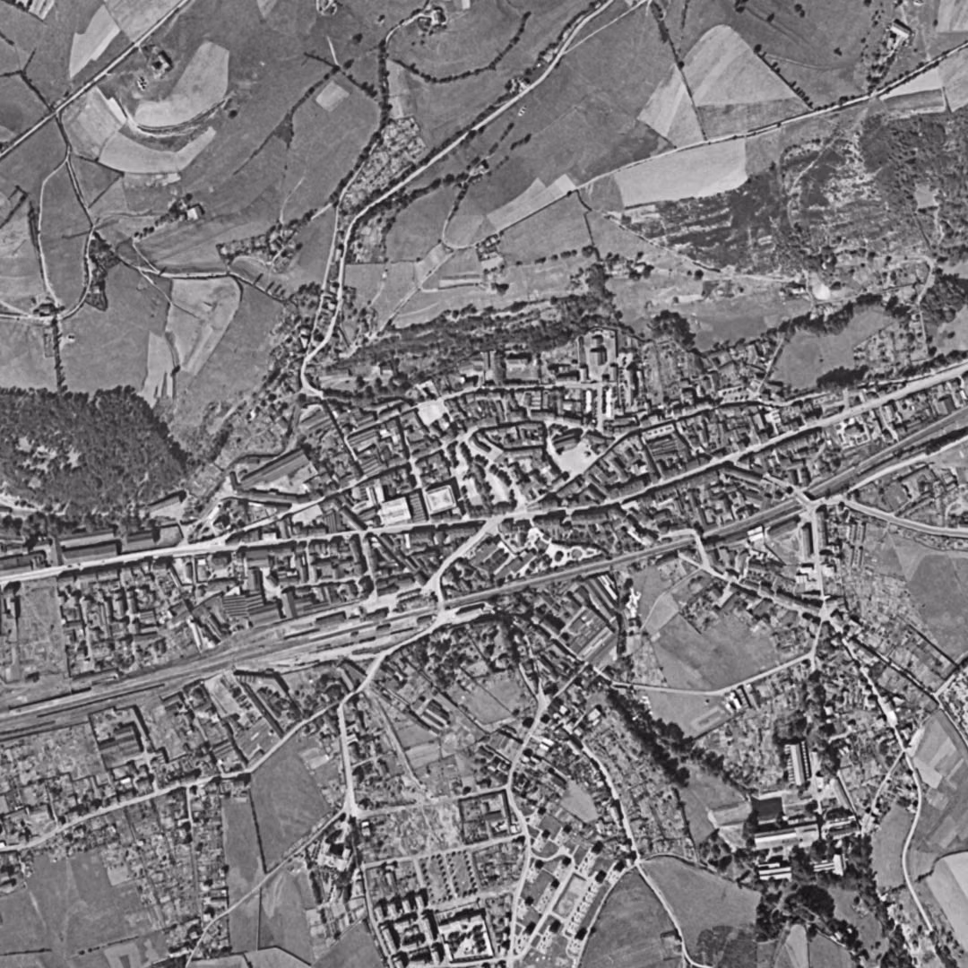 Le Chambon-Feugerolles en 1953, le centre vu du ciel, au même cadrage