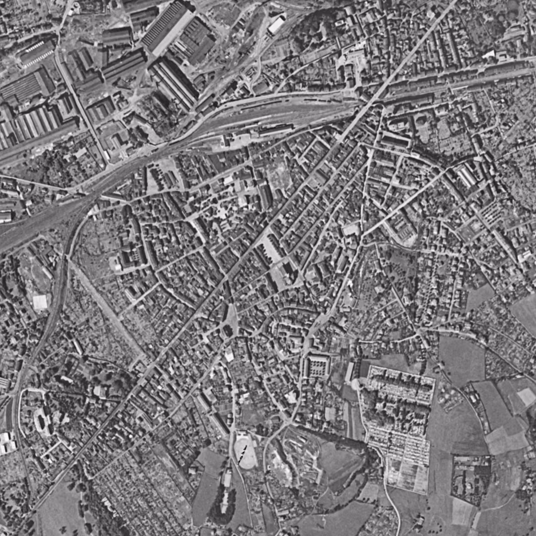 Firminy en 1953, le centre vu du ciel, au même cadrage