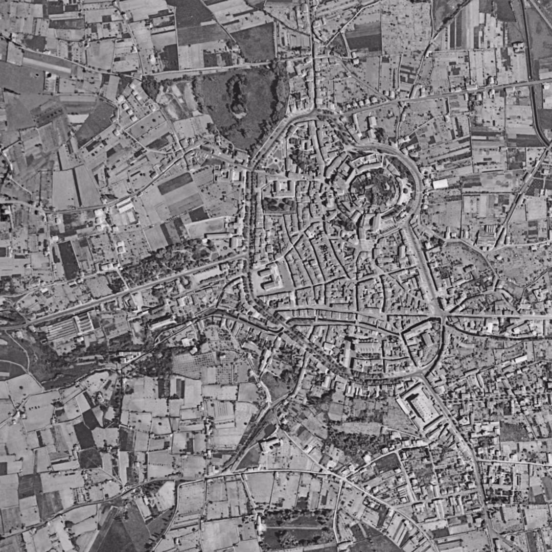 Montbrison en 1954, le centre vu du ciel, au même cadrage
