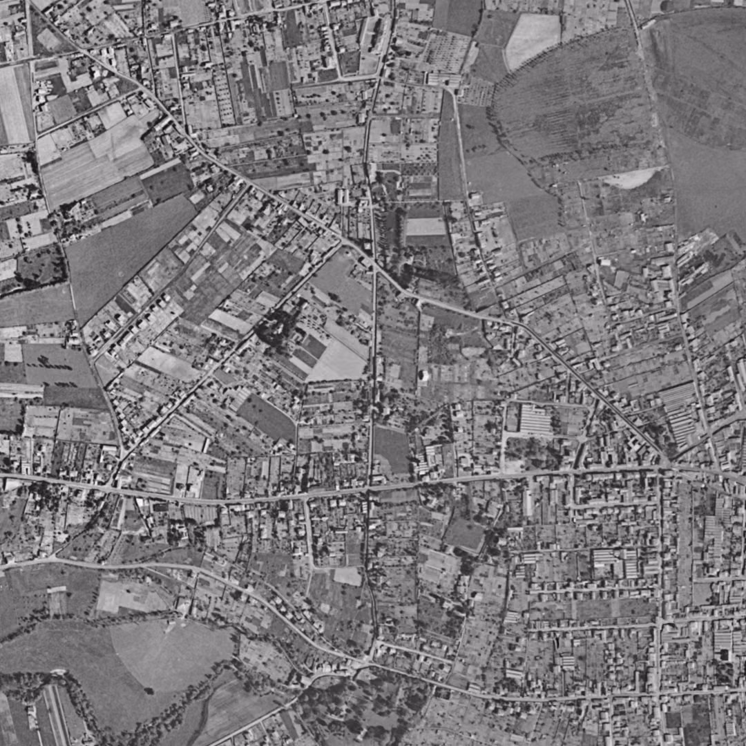 Riorges en 1954, le centre vu du ciel, au même cadrage