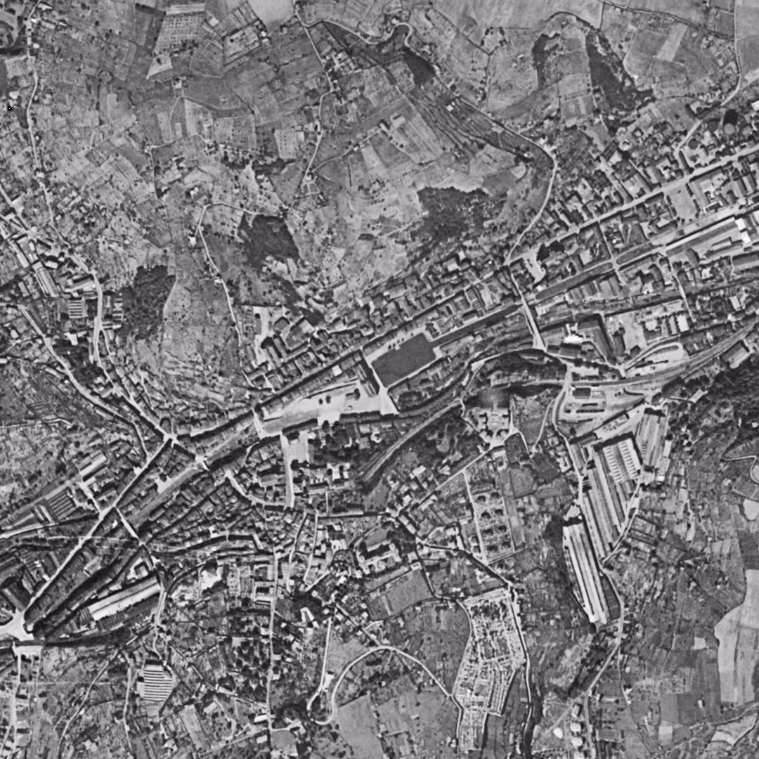 Rive-de-Gier en 1953, le centre vu du ciel, au même cadrage