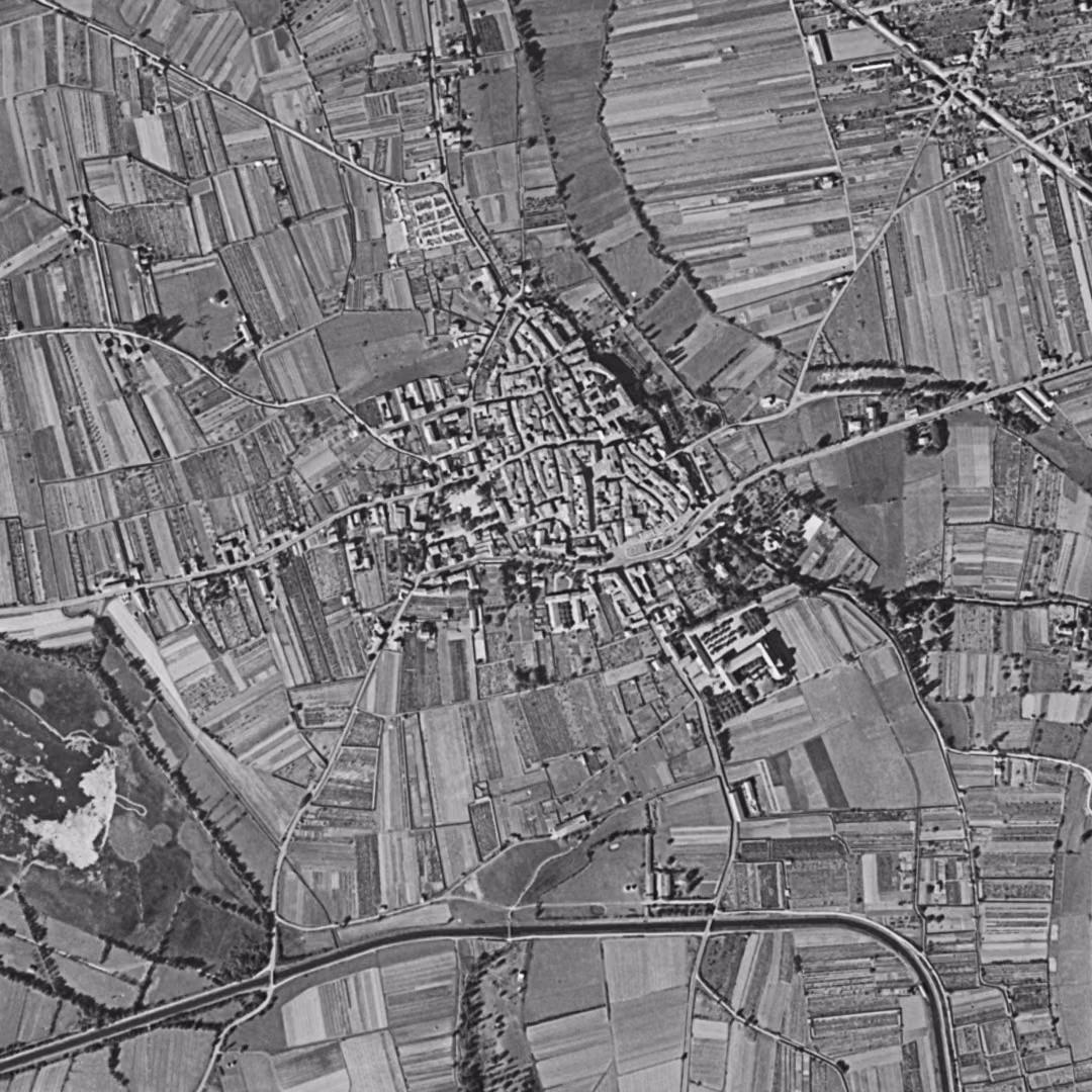 Saint-Just-Saint-Rambert en 1953, le centre vu du ciel, au même cadrage