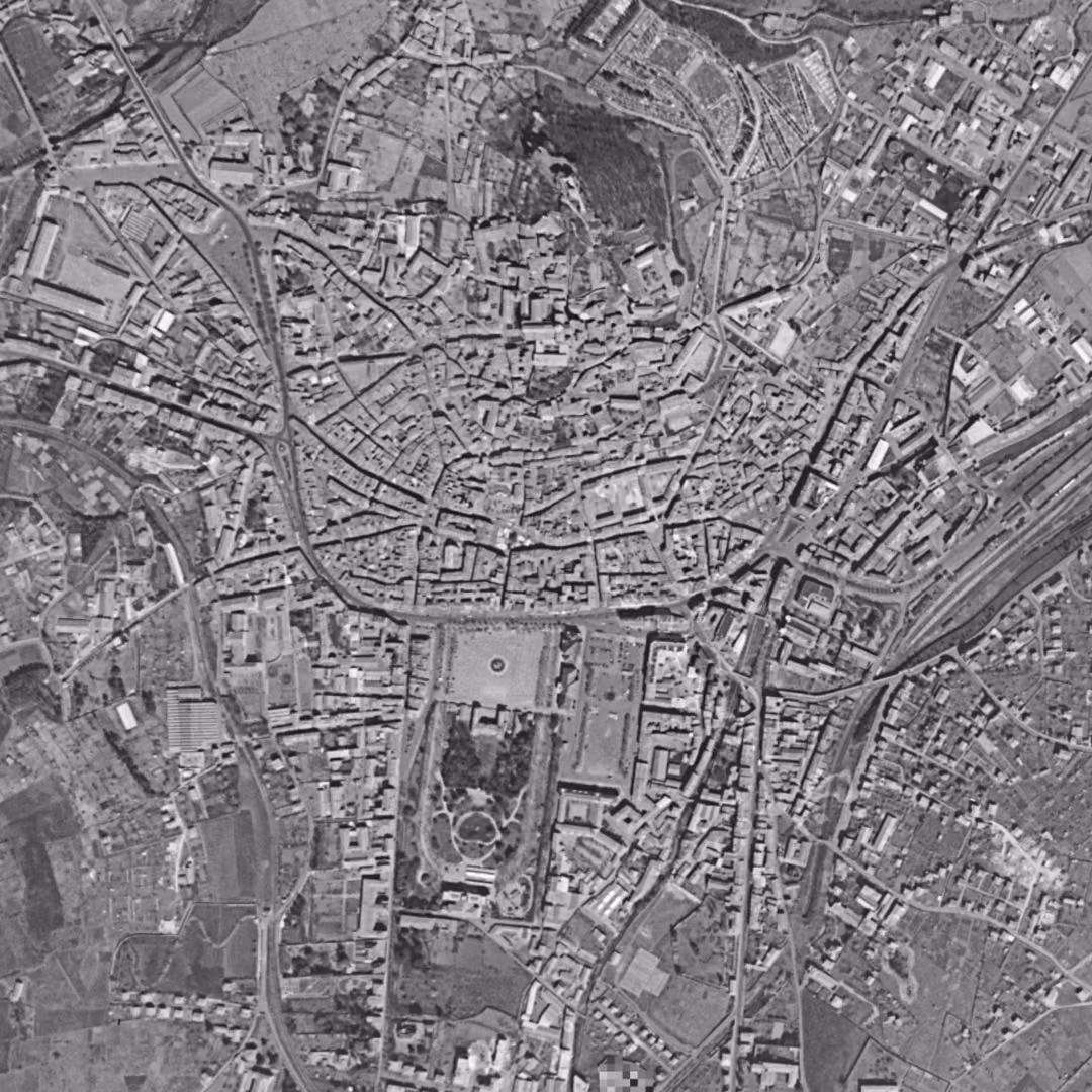 Le Puy-en-Velay en 1955, le centre vu du ciel, au même cadrage